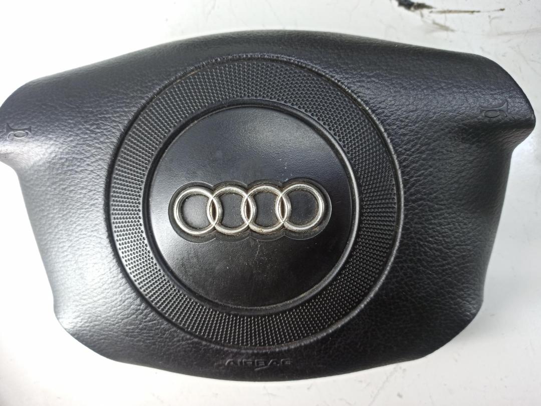 подушка безопасности водителя Audi A6 C5 1997, 2.4 л., бензин, МКПП, зелёный, седан, 4B0880201