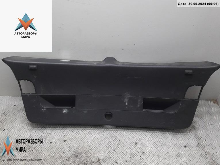 обшивка крышки багажника Volkswagen Golf 5 поколение 2005, 1.6 л., бензин, МКПП, серый, хетчбэк 3 дв., 1K6867601 - фото №1