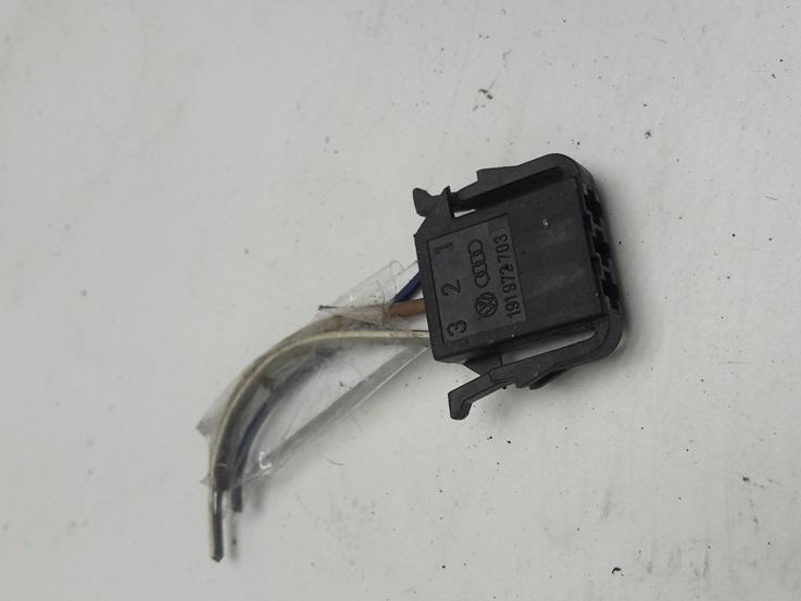 разъем (фишка) проводки Volkswagen Passat B4 1994, 1.6 л., бензин, МКПП, синий, универсал, 191972703
