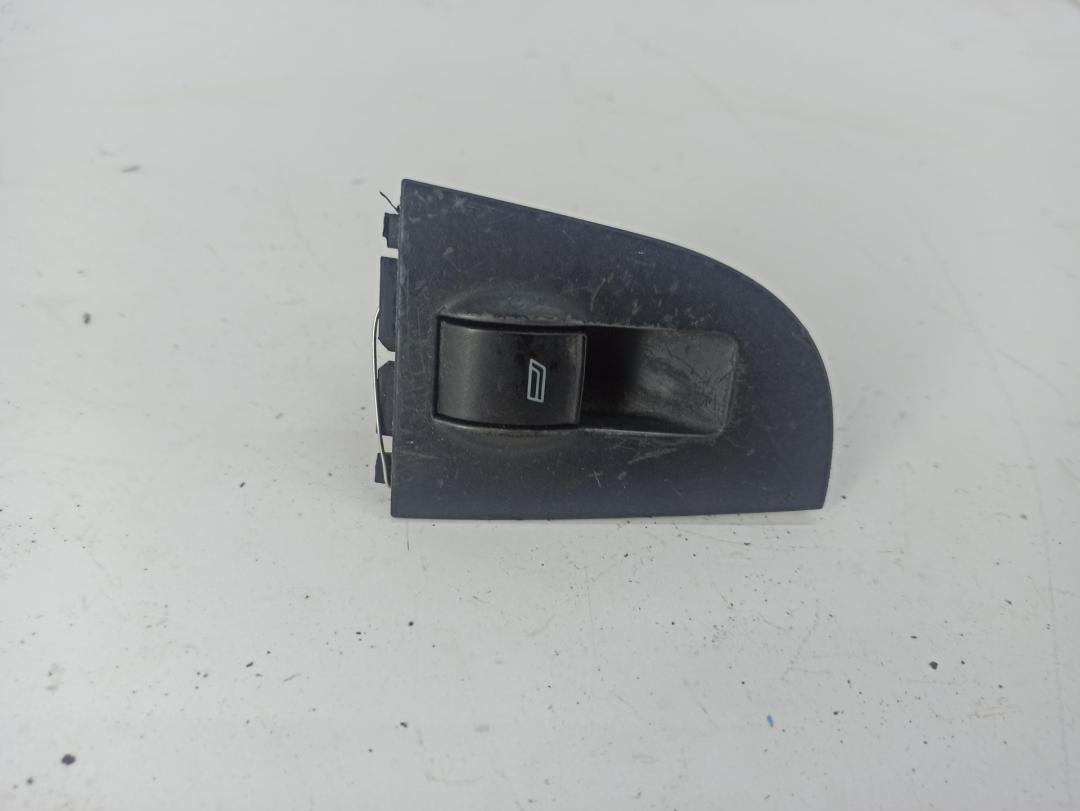 кнопка стеклоподъемника переднего правого Audi A6 C5 1999, 2.4 л., бензин, МКПП, серый, универсал, 4B0959855