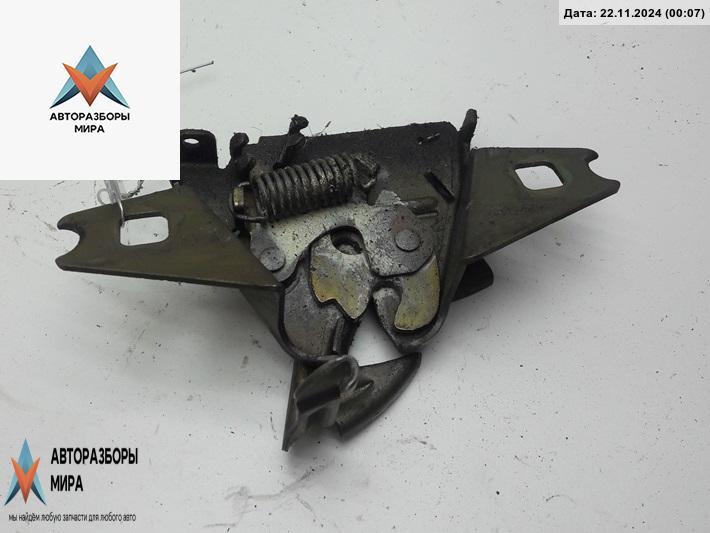 замок капота Volkswagen Passat B3 1991, 1.8 л., бензин, АКПП, красный, седан - фото №1