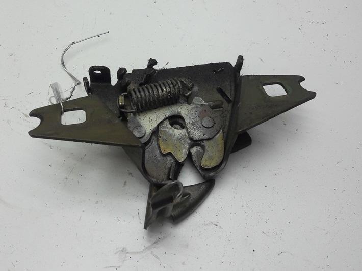 замок капота Volkswagen Passat B3 1991, 1.8 л., бензин, АКПП, красный, седан