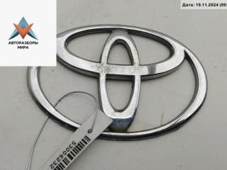 эмблема Toyota Corolla 8 поколение (E110) [рестайлинг] 2001, 1.4 л., бензин, МКПП, серый, хетчбэк 5 дв.