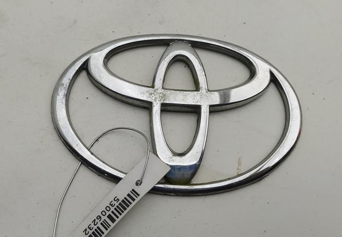 эмблема Toyota Corolla 2001, 1.4 л., бензин, МКПП, серый, хетчбэк 5 дв.