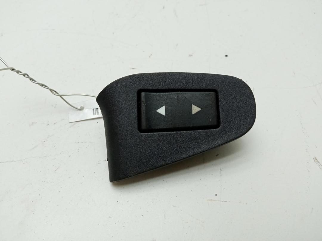 кнопка стеклоподъемника переднего правого Fiat Stilo 2002, 1.6 л., бензин, МКПП, серый, универсал