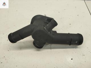 фланец (тройник) системы охлаждения Volkswagen Bora 1 поколение 1998, 1.6 л., бензин, МКПП, красный, седан, 06A121133D