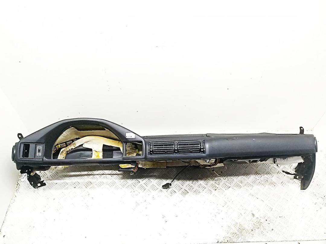 панель передняя салона (торпедо) BMW 5 E34 1993, 2.5 л., дизель, МКПП, красный, универсал