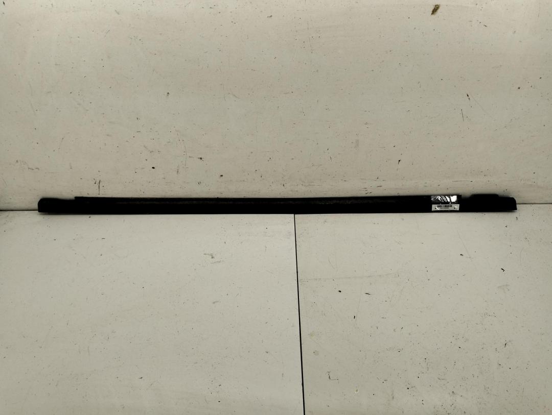 Молдинг стекла двери задней левой наружный Volkswagen Passat B4 1996, 2.0 л., бензин, МКПП, серый, универсал - фото №1