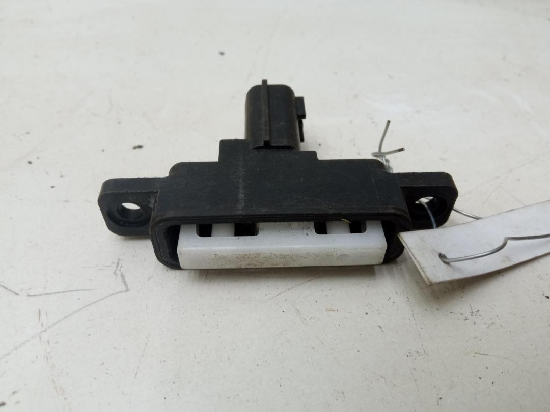 кнопка открытия багажника Nissan 350Z Z33 2004, 3.5 л., бензин, МКПП, жёлтый, кабриолет