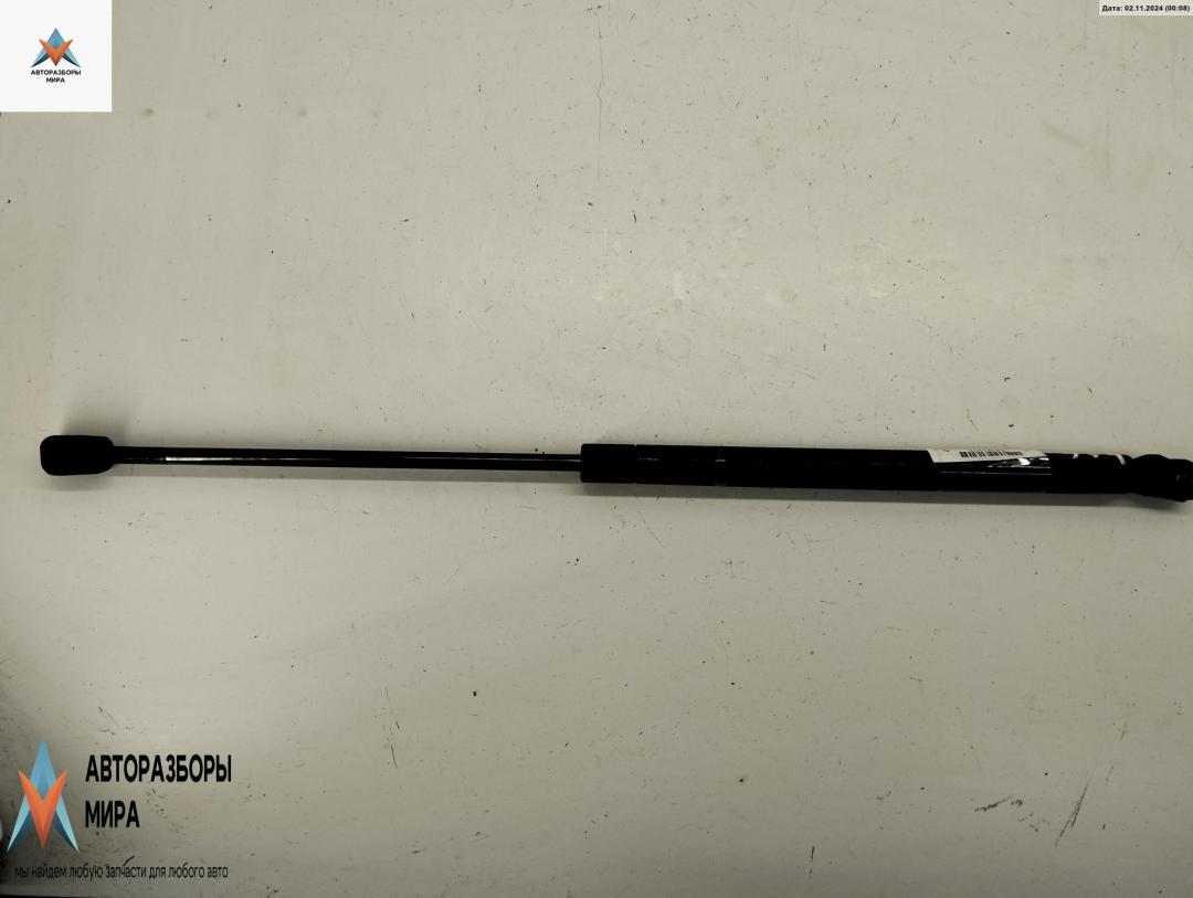 амортизатор крышки багажника (3-5 двери) Volkswagen Golf 3 поколение 1995, 1.9 л., дизель, МКПП, белый, хетчбэк 3 дв., 1H6827550A - фото №1