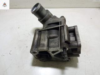 корпус термостата Kia Sorento 1 поколение 2004, 3.5 л., бензин, АКПП, чёрный, внедорожник 5 дв.