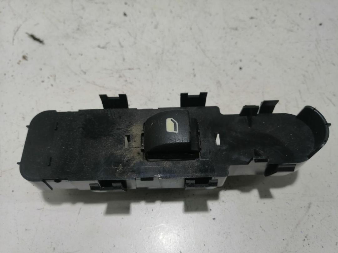 кнопка стеклоподъемника переднего левого Citroen C3 Picasso 2009, 1.6 л., дизель, МКПП, серый, минивэн, 96548606