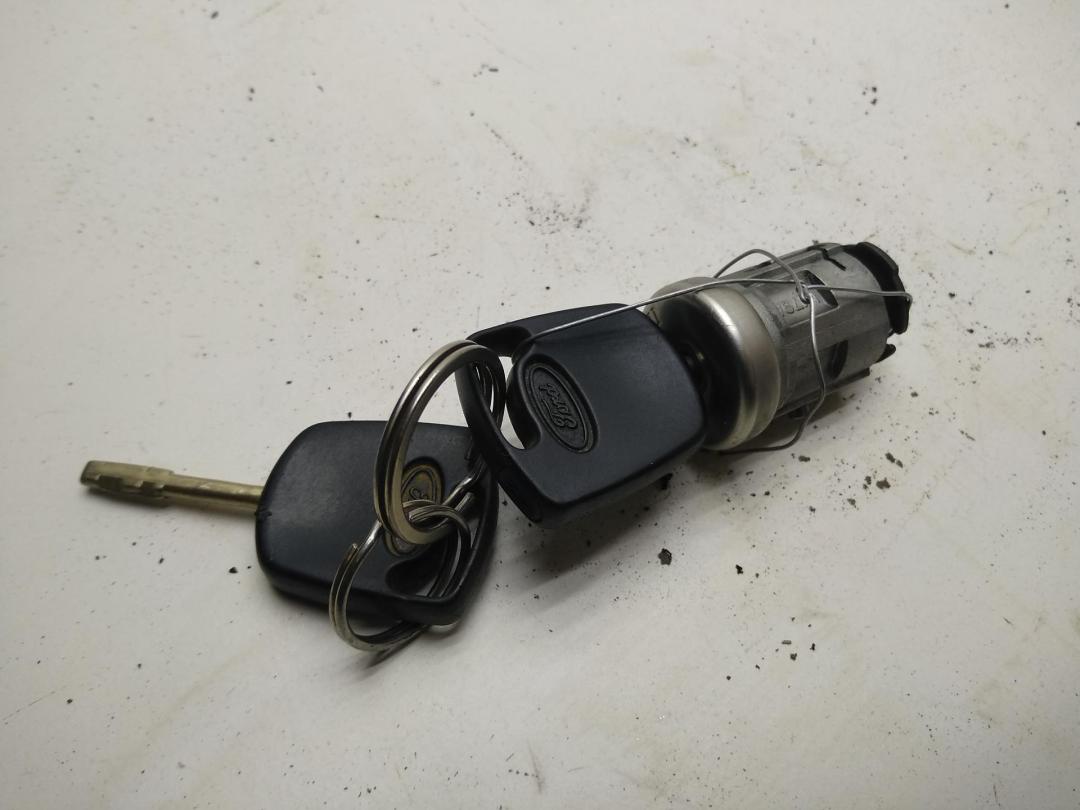 личинка дверного замка Ford Fiesta 5 поколение 2003, 1.3 л., бензин, МКПП, серый, хетчбэк 5 дв., M179A - фото №1