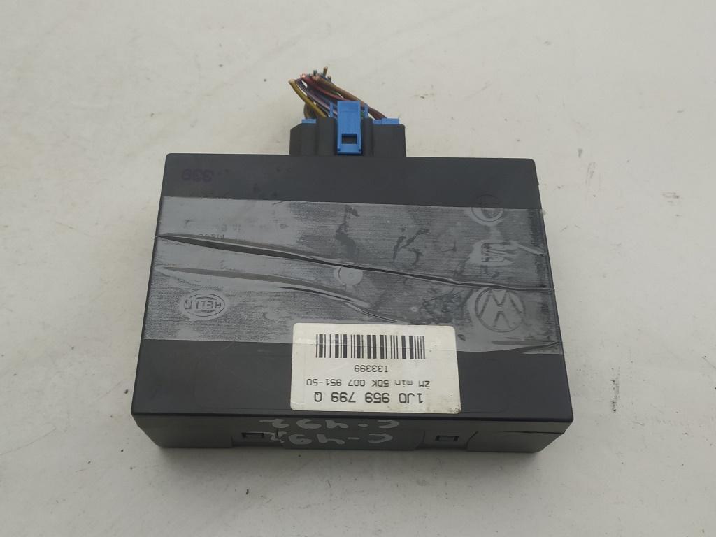 блок комфорта Volkswagen Golf 4 поколение 1999, 1.4 л., бензин, МКПП, синий, хетчбэк 5 дв., 1J0959799Q - фото №1