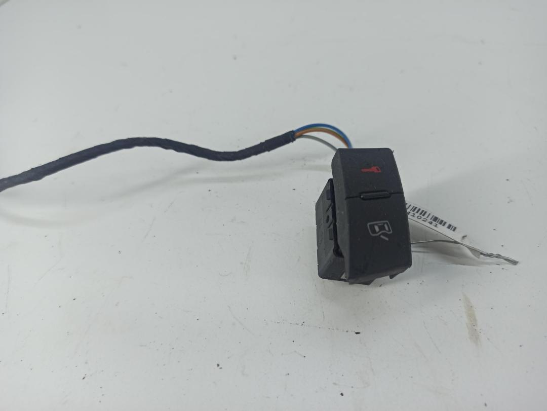 кнопка центрального замка Audi A6 C5 2004, 3.0 л., бензин, МКПП, чёрный, седан, 4B1962107