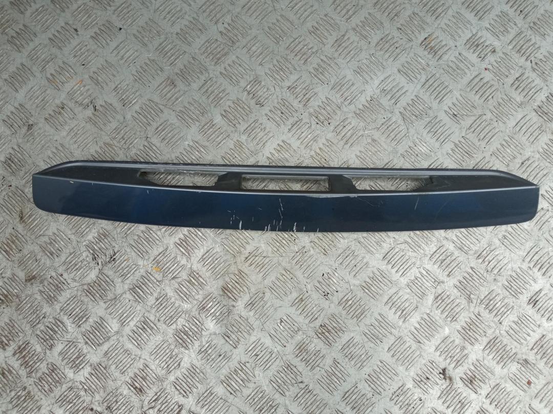 накладка подсветки номера Mazda 6 GG/GY 2003, 2.0 л., бензин, МКПП, серый, универсал, G21C50811