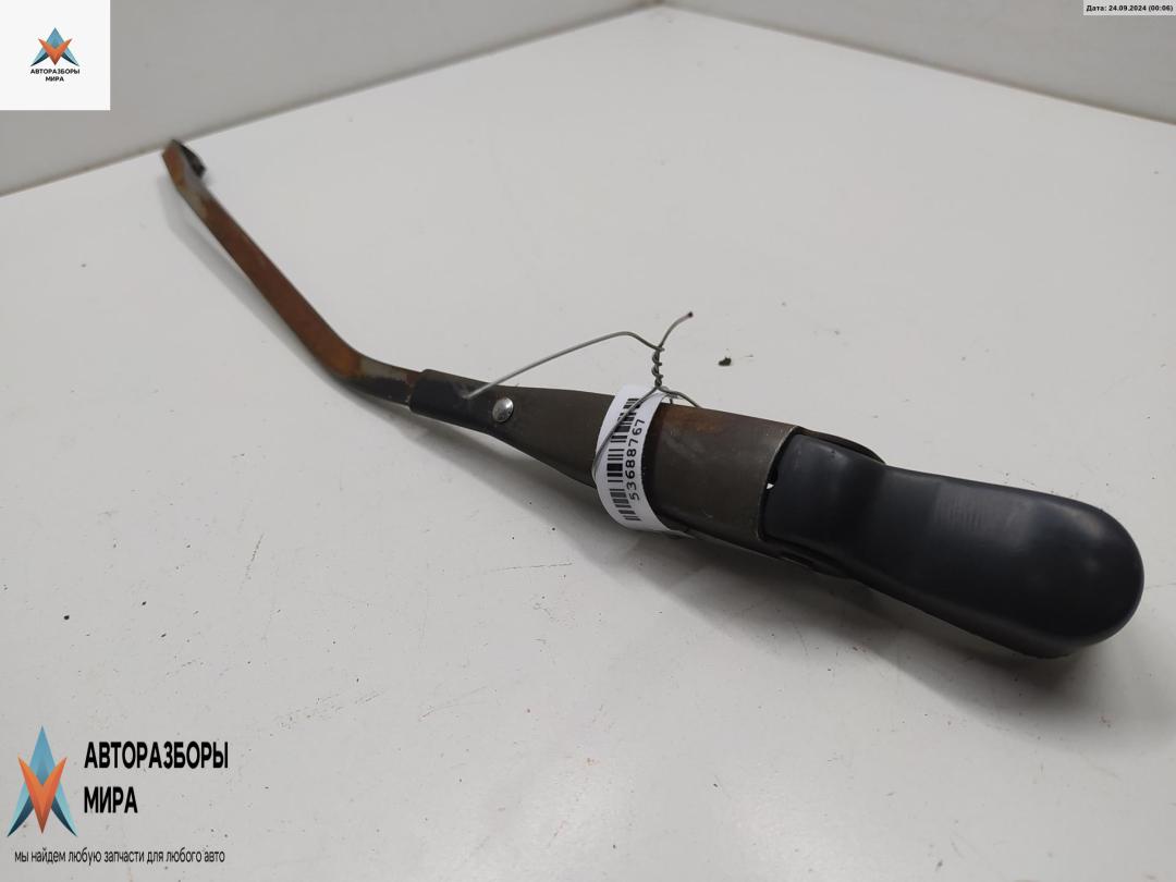 Щеткодержатель (поводок стеклоочистителя) задний Mazda 323C BA 1995, 1.5 л., бензин, МКПП, красный, хетчбэк 3 дв. - фото №1