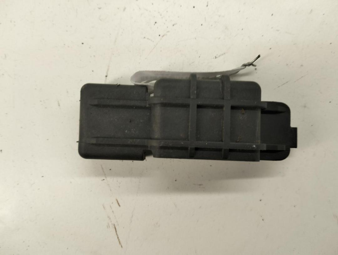 кронштейн радиатора Volkswagen Passat B5+ (GP) 2001, 2.0 л., бензин, АКПП, зелёный, универсал, 8D0260427 - фото №1
