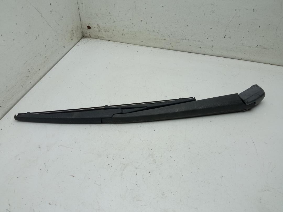 Щеткодержатель (поводок стеклоочистителя) задний Mazda 6 GG/GY 2003, 2.0 л., бензин, МКПП, серый, универсал, G21B-67-421