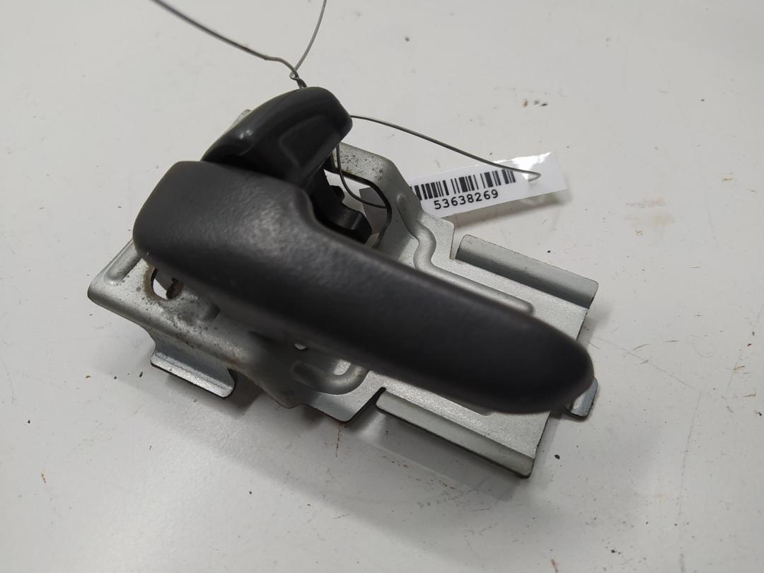 ручка внутренняя передняя левая Mazda 323 BA 1998, 1.3 л., бензин, МКПП, синий, хетчбэк 3 дв. - фото №1