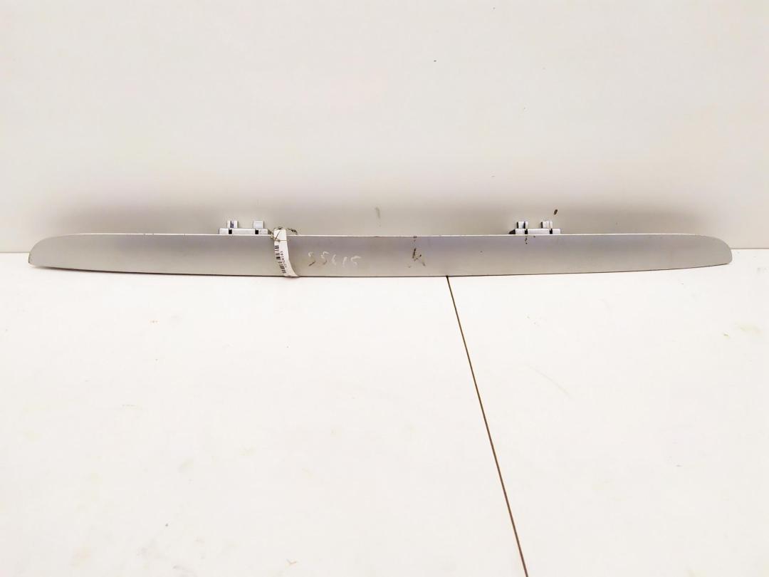 накладка подсветки номера Mercedes-Benz E-Класс W210/S210 1998, 2.0 л., бензин, МКПП, серый, универсал, 2107400040 - фото №1