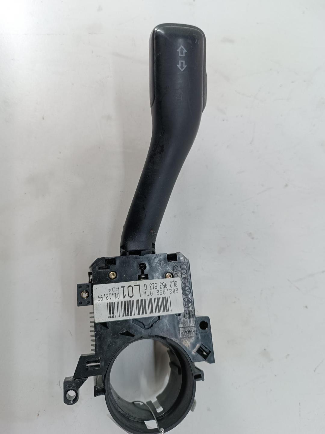 переключатель поворотов Audi A6 4B/C5 1999, 2.4 л., бензин, АКПП, серый, универсал, 8L0953513G - фото №1
