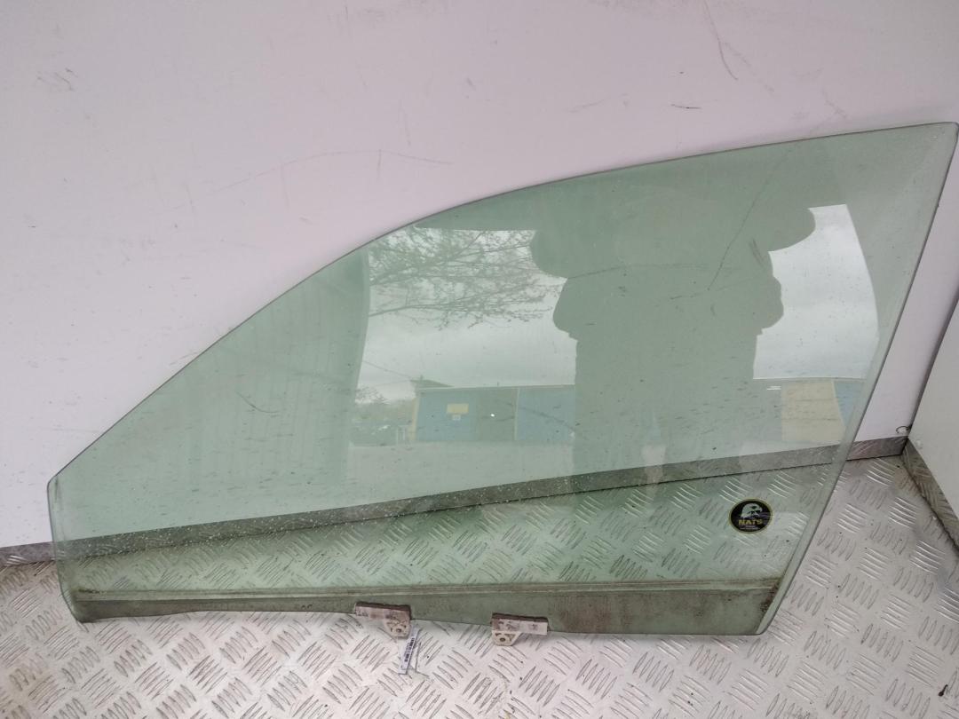 стекло двери передней левой Nissan Maxima 2001, 2.0 л., бензин, МКПП, серый, седан