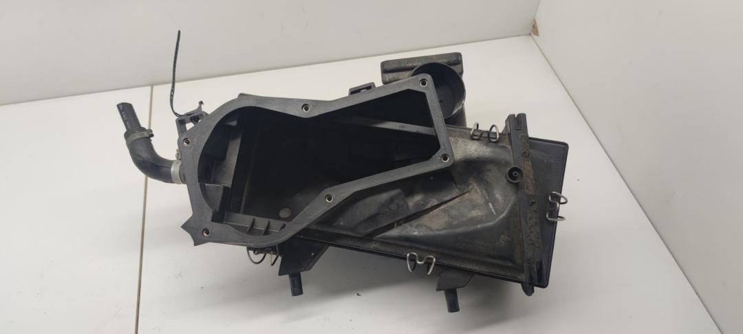 корпус воздушного фильтра Audi 80 8A/B3 1989, 1.8 л., бензин, МКПП, красный, седан, 035133843 - фото №1