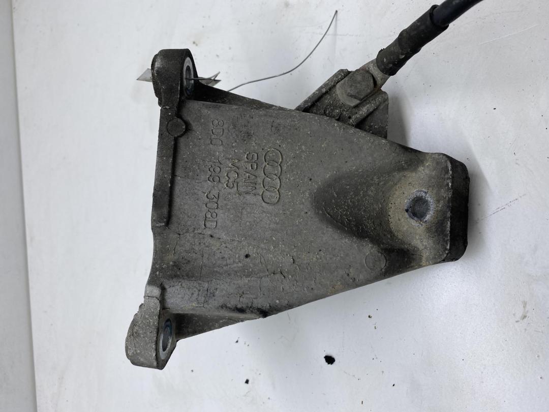 кронштейн двигателя Audi A6 C5 1998, 2.8 л., бензин, АКПП, серый, универсал, 8D0199308D