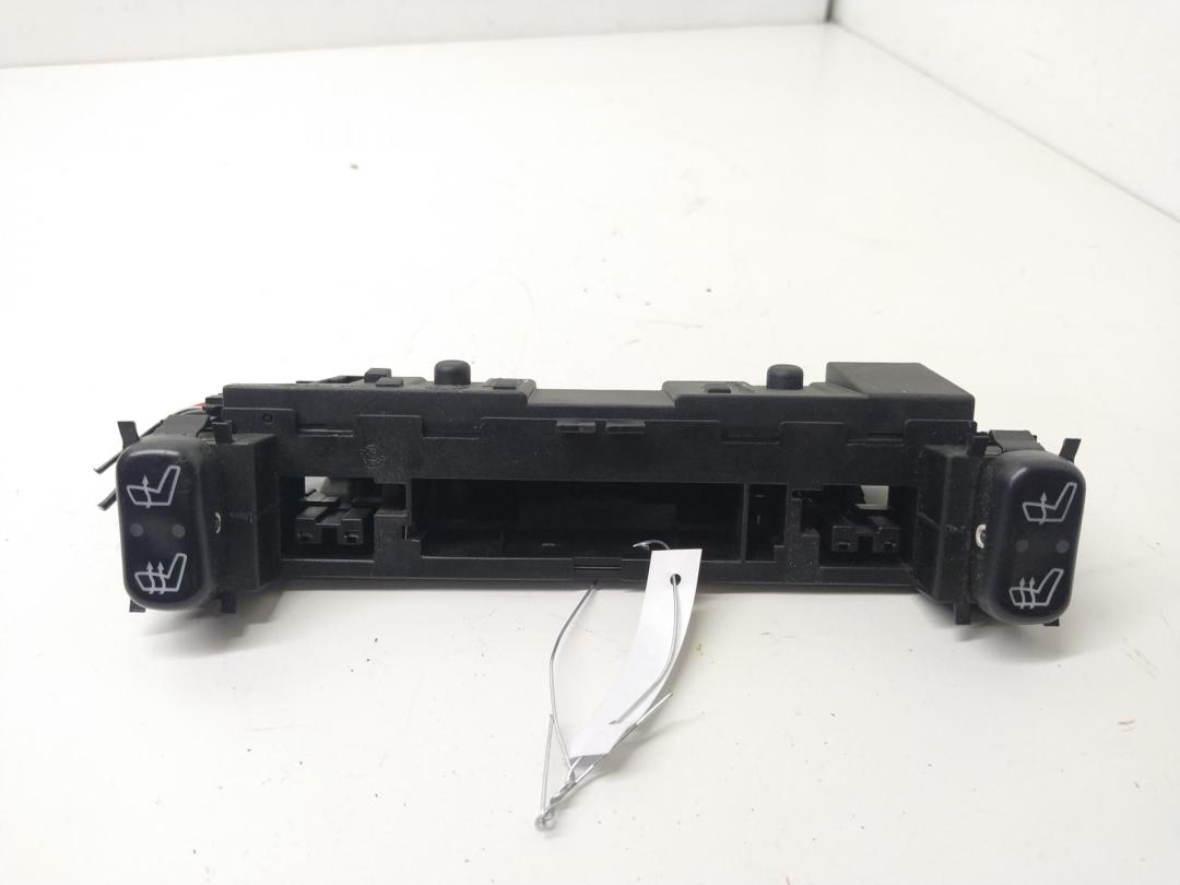 кнопка обогрева сидений Mercedes-Benz E-Класс W210/S210 1997, 2.3 л., бензин, АКПП, чёрный, седан, 2108200151 - фото №1