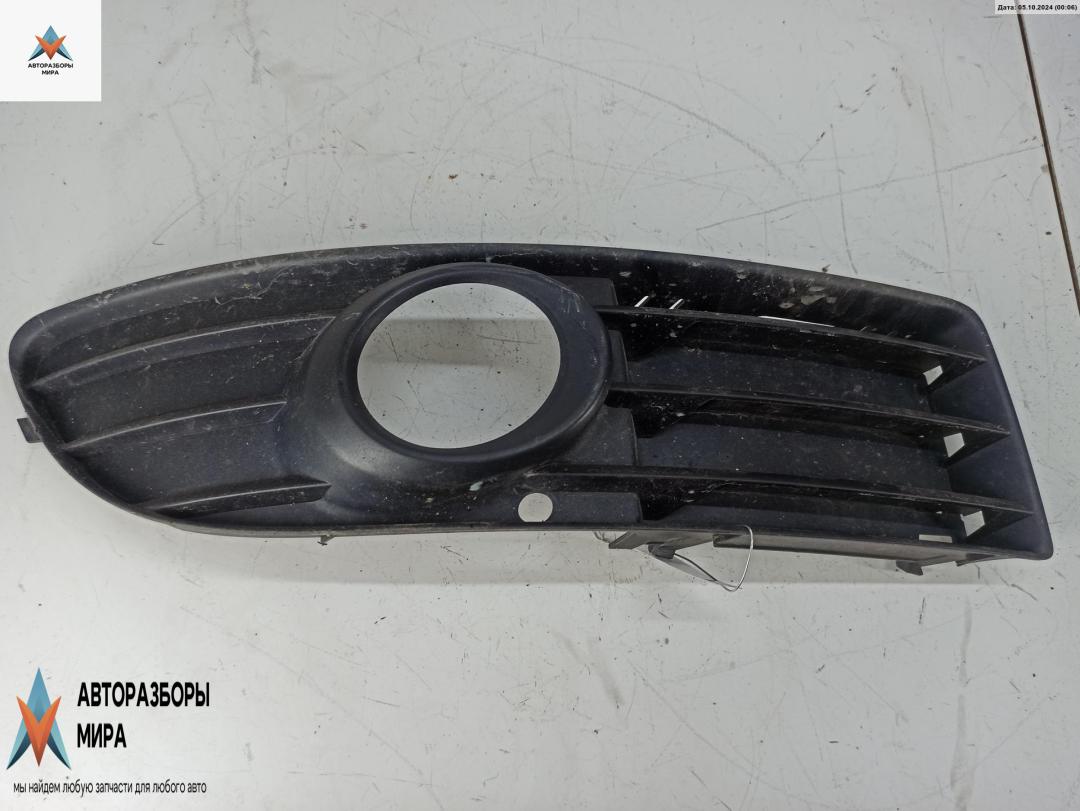 заглушка (решетка) в бампер Audi A4 B6 2002, 2.4 л., бензин, МКПП, синий, кабриолет, 8H0807682A - фото №1