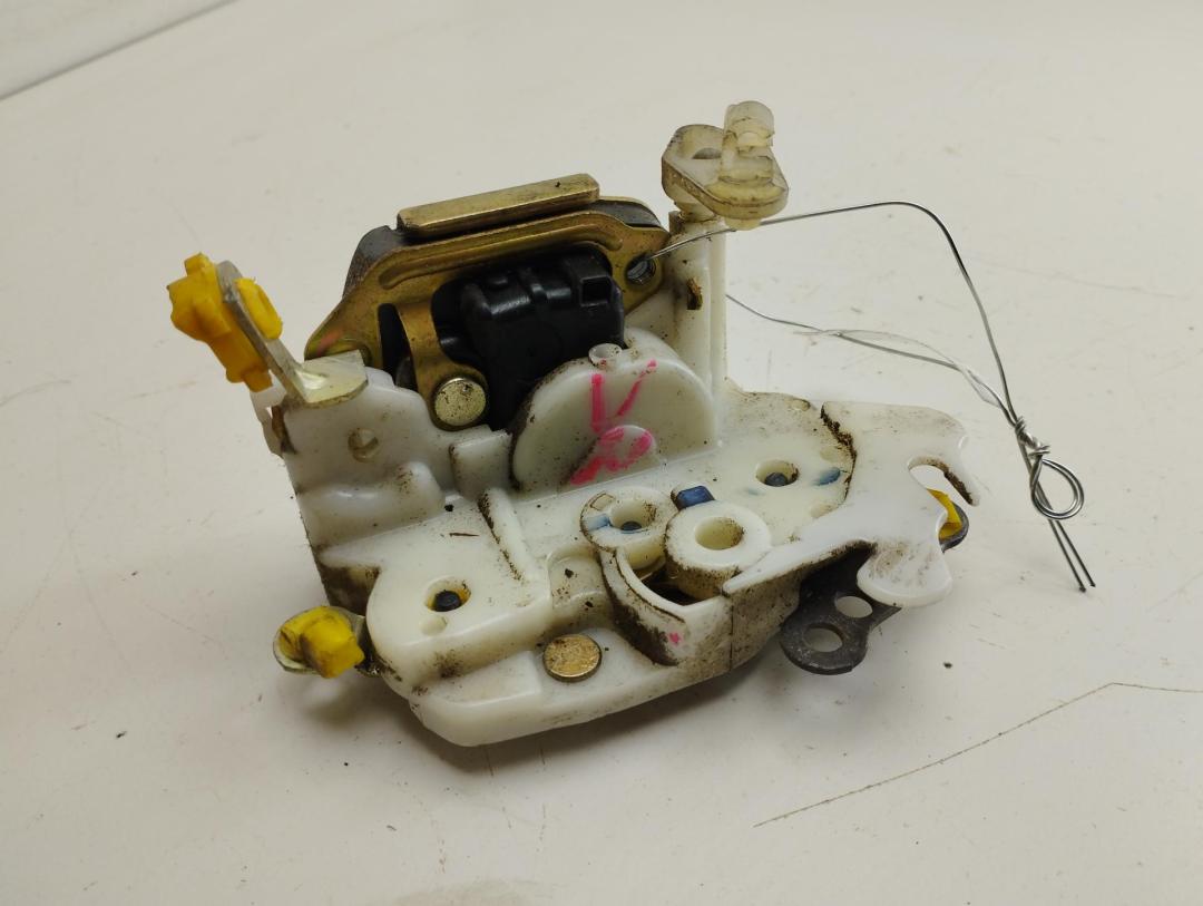 замок двери передней левой Nissan Micra 2 поколение (K11) 1996, 1.0 л., бензин, МКПП, зелёный, хетчбэк 3 дв. - фото №1