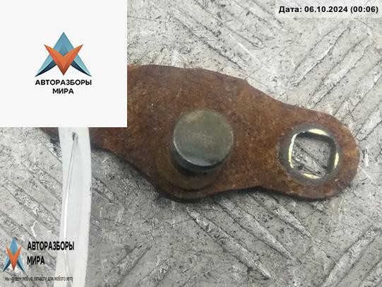 кронштейн (крепление) Ford Mondeo 2 поколение 1998, 2.0 л., бензин, МКПП, чёрный, универсал - фото №1