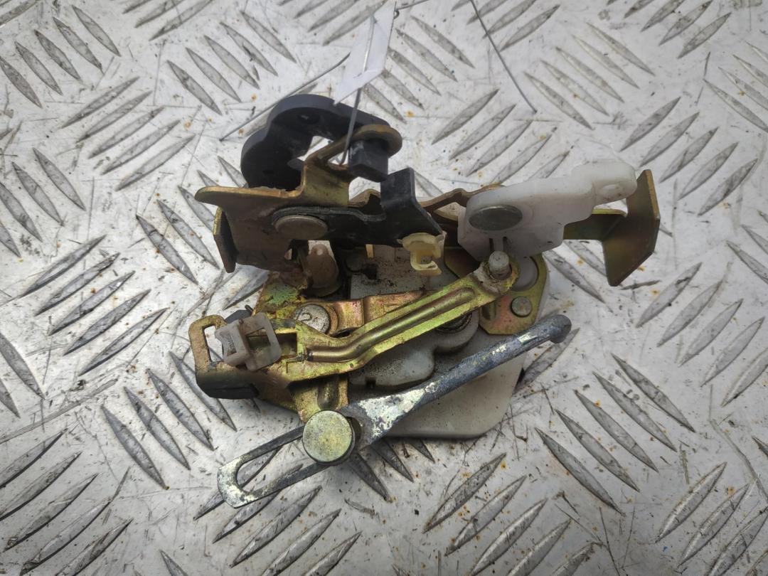 замок двери задней левой Mitsubishi Sigma 4 поколение 1996, 3.0 л., бензин, МКПП, синий, универсал - фото №1