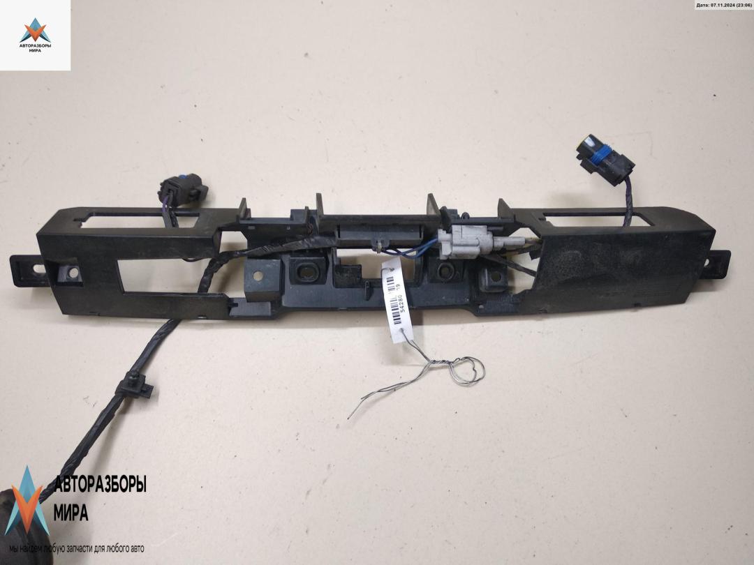 накладка подсветки номера Nissan Note E11 2006, 1.4 л., бензин, МКПП, серый, хетчбэк 5 дв., 908689U01 - фото №1