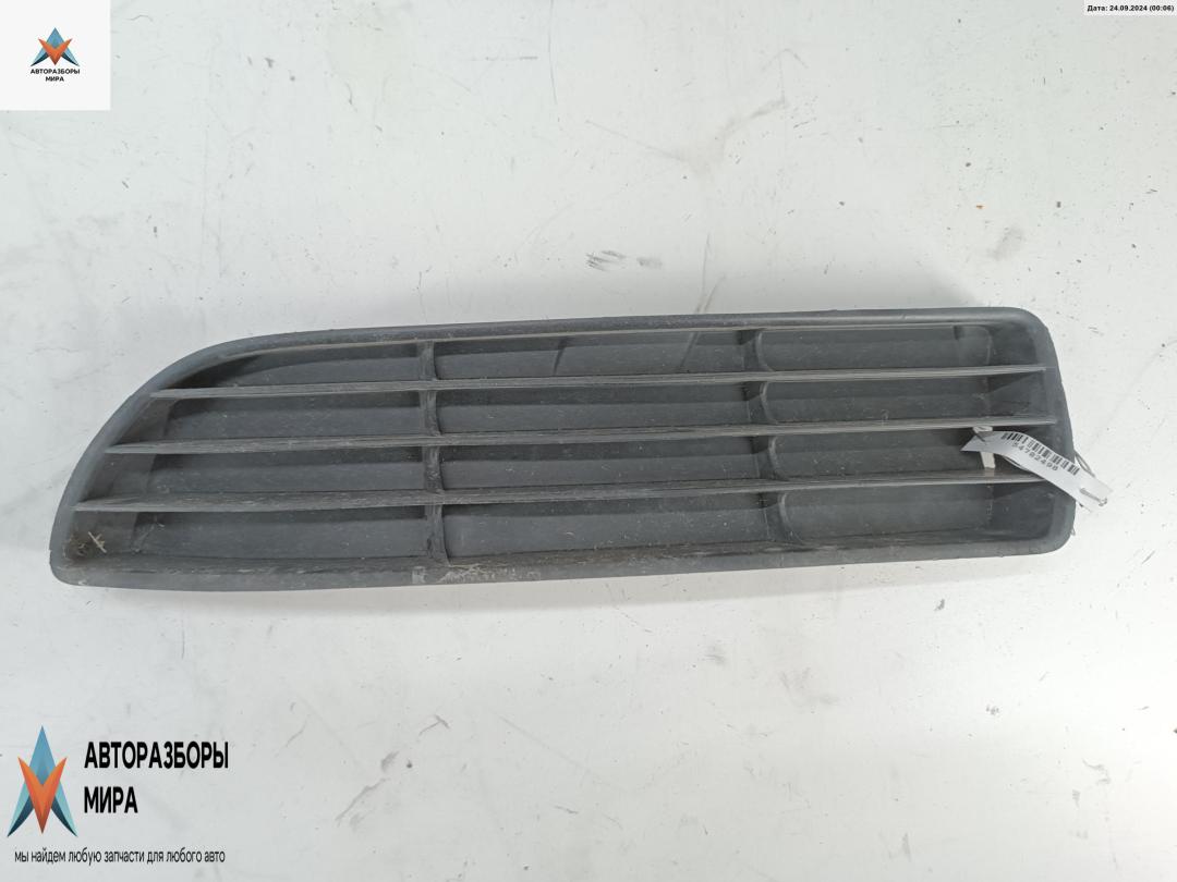 заглушка (решетка) в бампер Audi A4 B5 1996, 1.6 л., бензин, МКПП, синий, седан, 8D0807345 - фото №1