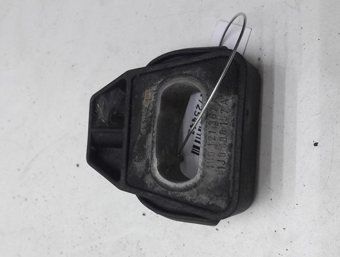 кронштейн радиатора Volkswagen Bora 1998, 1.6 л., бензин, МКПП, зелёный, седан, 1U0121367A
