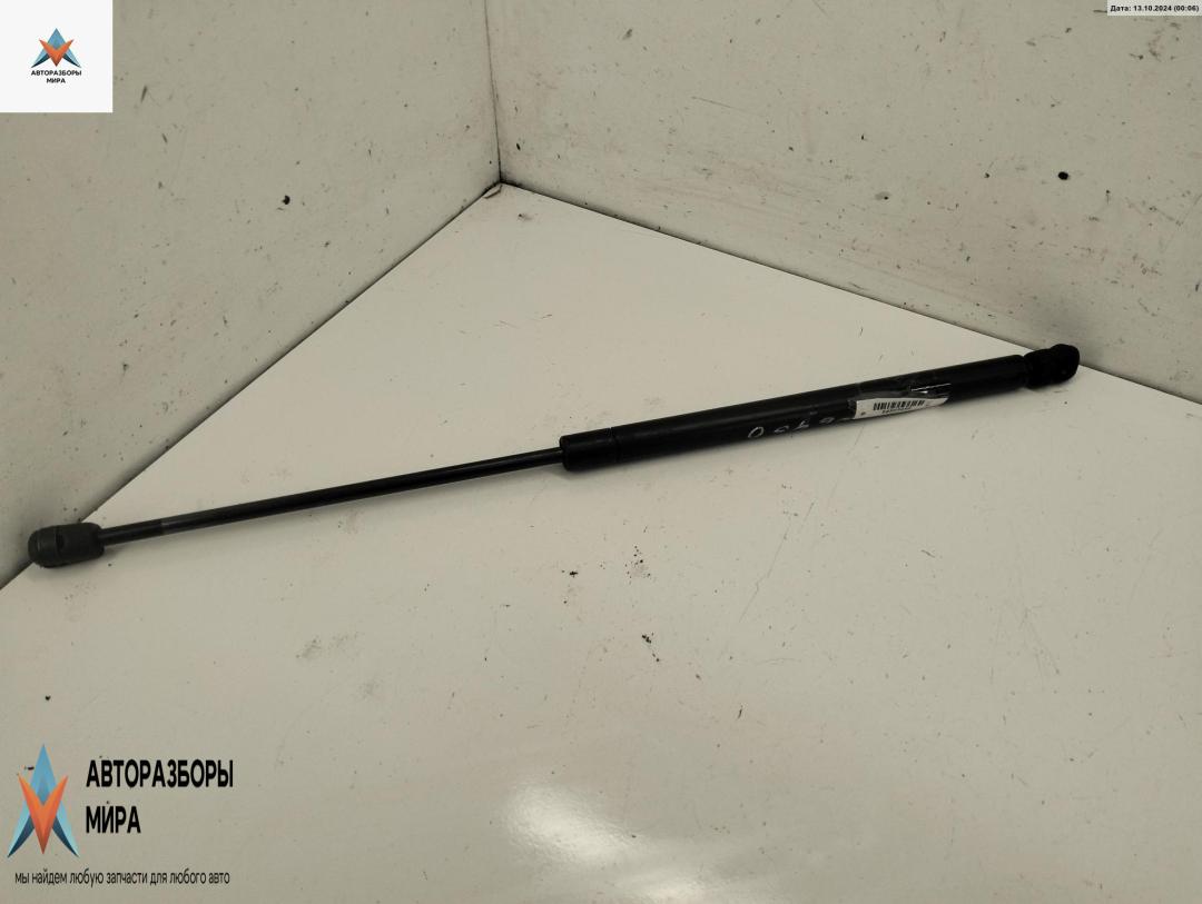 амортизатор крышки багажника (3-5 двери) Volkswagen Golf 3 поколение 1996, 1.6 л., бензин, МКПП, серый, хетчбэк 5 дв., 1H6827550A - фото №1