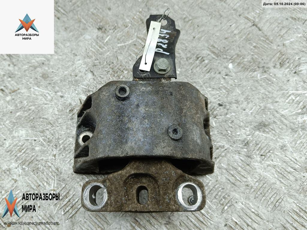 подушка крепления двигателя Volkswagen Golf 4 поколение 1999, 1.4 л., бензин, МКПП, зелёный, хетчбэк 5 дв. - фото №1