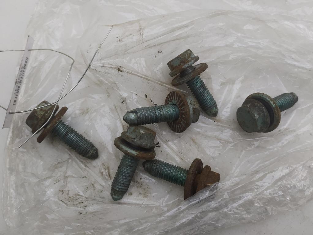Болт крепления Volkswagen Golf-4 1998, 1.6 л., бензин, АКПП, серый, хетчбэк 3 дв.