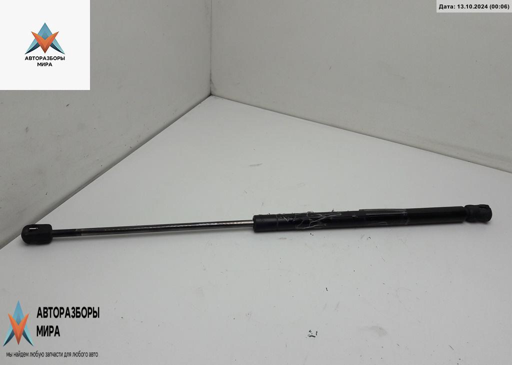 амортизатор крышки багажника (3-5 двери) Volkswagen Golf 3 поколение 1997, 1.6 л., бензин, МКПП, синий, хетчбэк 5 дв., 1H6827550A - фото №1