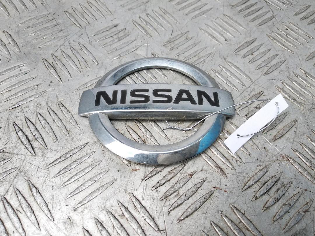 эмблема Nissan Micra K13 2011, 1.2 л., бензин, АКПП, серый, хетчбэк 5 дв., 90890-IHAOA