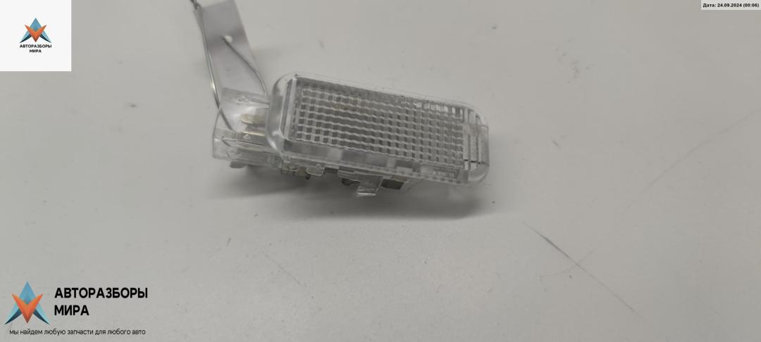 фонарь салона (плафон) Audi A6 4B/C5 2000, 2.4 л., бензин, МКПП, серый, седан, 4B0947415 - фото №1