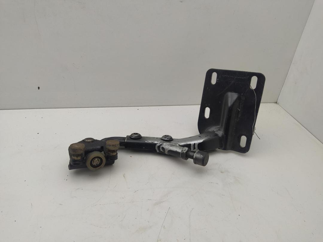 ролик двери сдвижной Mercedes-Benz Vaneo W414 2002, 1.7 л., дизель, МКПП, серый, минивэн, 4147600247