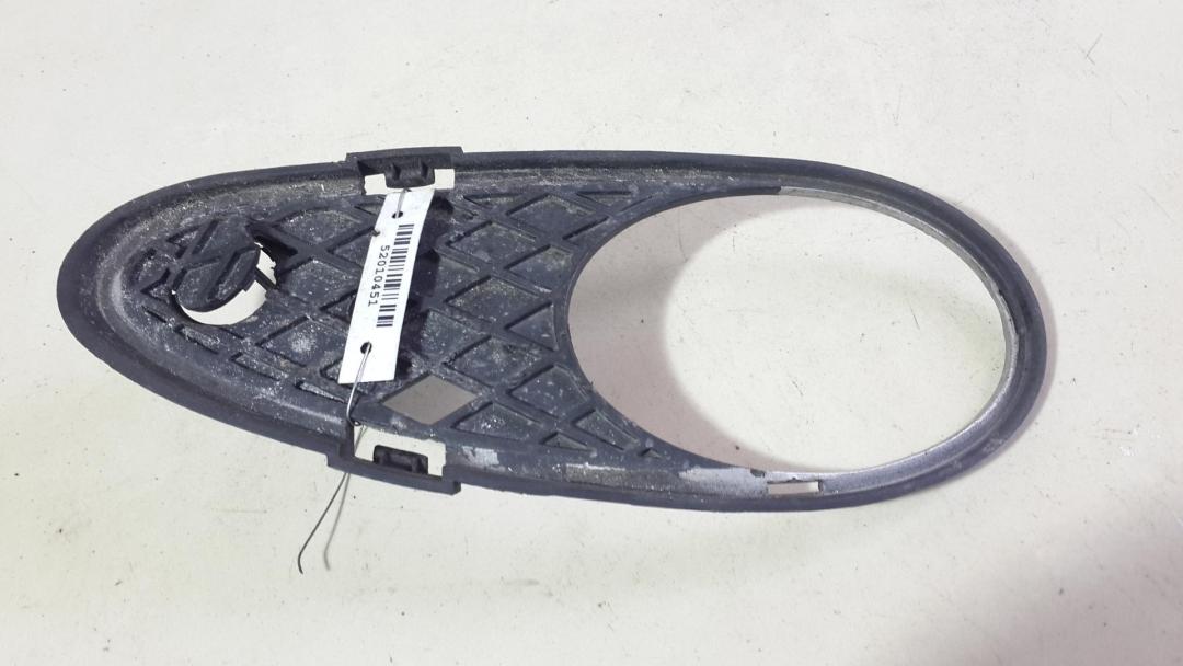 заглушка (решетка) в бампер Mercedes-Benz C-Класс W203/S203/CL203 2002, 2.2 л., дизель, АКПП, серый, седан, 2038850623 - фото №1