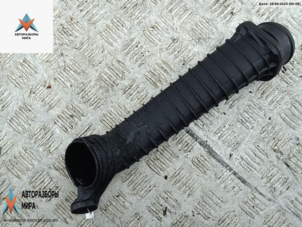 патрубок (трубопровод, шланг) Volkswagen Golf 4 поколение 1999, 1.9 л., дизель, МКПП, чёрный, универсал, 1J0145840C - фото №1