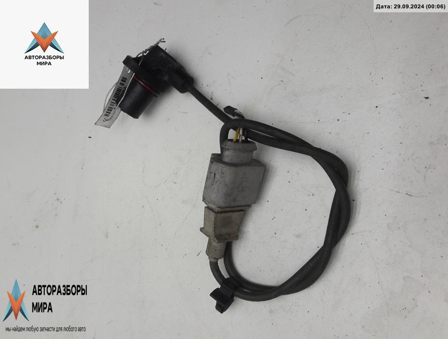 датчик коленвала Volkswagen Golf 4 поколение 1999, 1.6 л., бензин, МКПП, синий, хетчбэк 5 дв. - фото №1