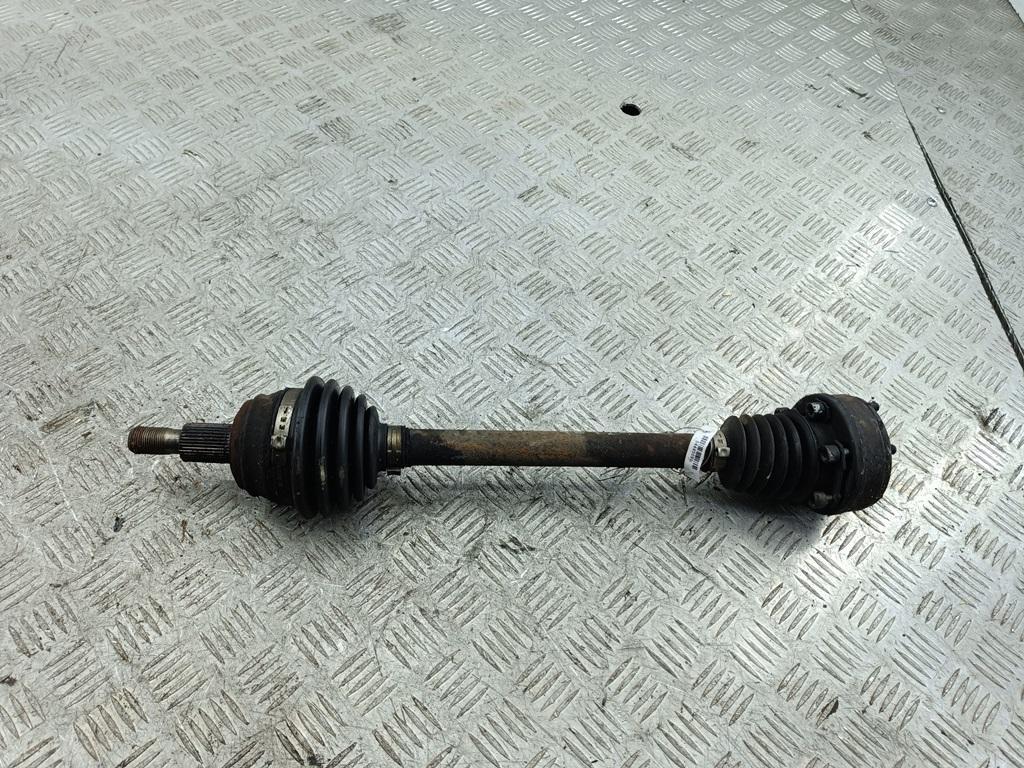 полуось передняя левая (приводной вал, ШРУС) Volkswagen Golf 4 поколение 2000, 1.4 л., бензин, МКПП, синий, универсал - фото №1