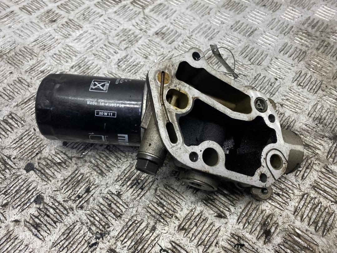 корпус масляного фильтра Audi A4 B6 2002, 2.0 л., бензин, МКПП, универсал, 06B115417F - фото №1