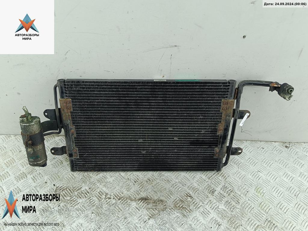 радиатор кондиционера Volkswagen Golf 4 поколение 1998, 1.6 л., бензин, МКПП, синий, хетчбэк 5 дв., 1J0820411D - фото №1